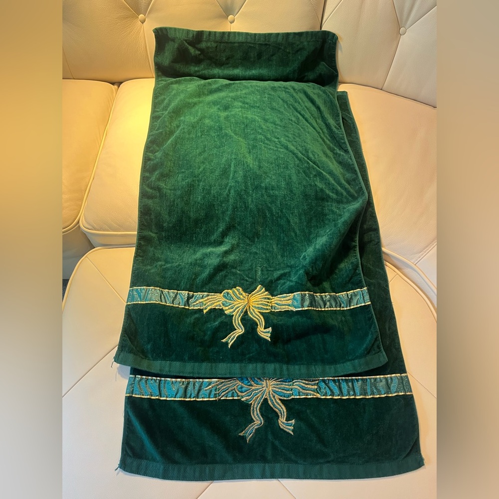 Luxurious Green Velvet Holiday Towels with Embroidered Bow
